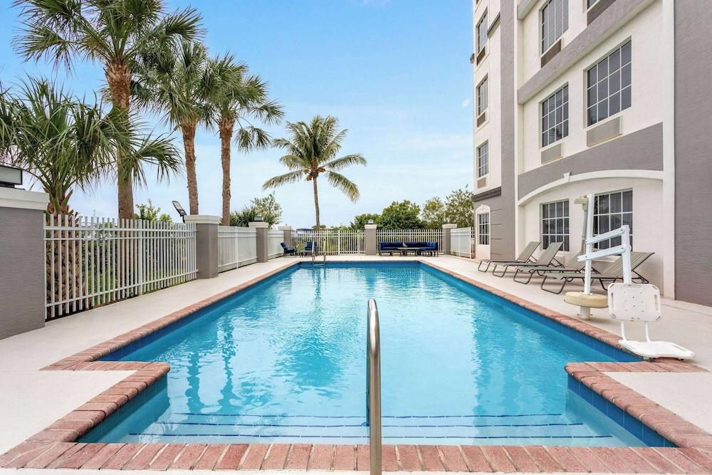La Quinta Inn & Suites by Wyndham Ft. Pierce photo 5