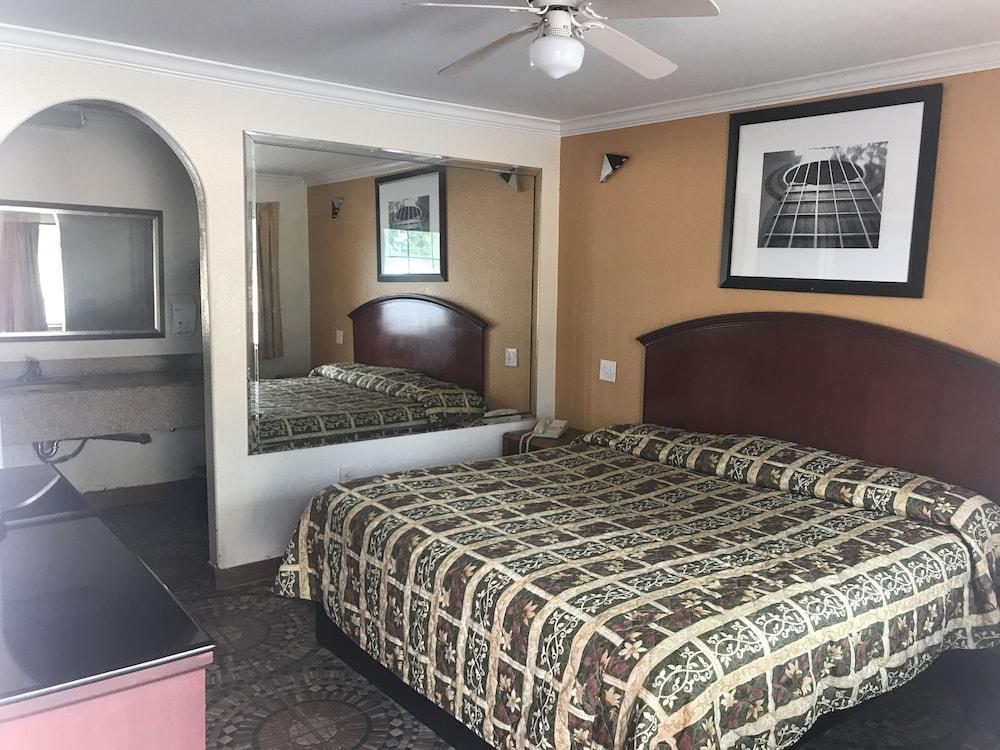 Regency Inn and Suites photo 9