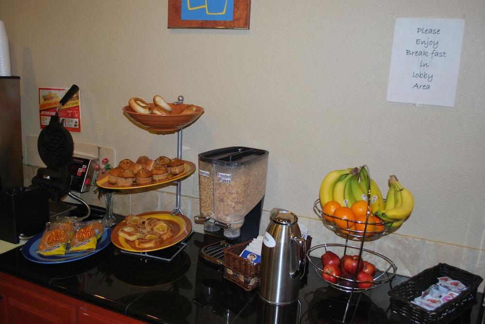 Americas Best Value Inn Lubbock E photo 9