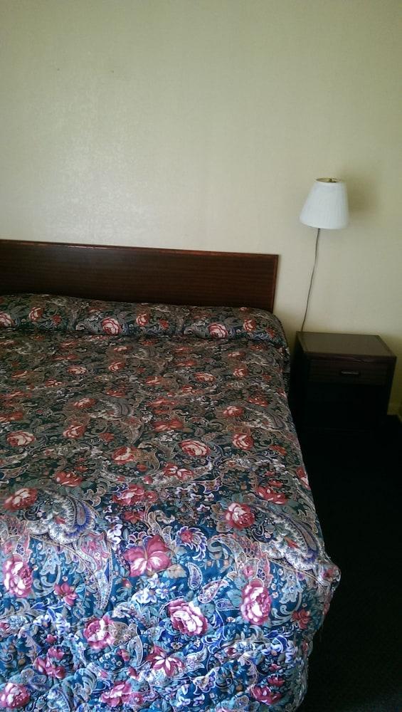 Deluxe Inn photo 2