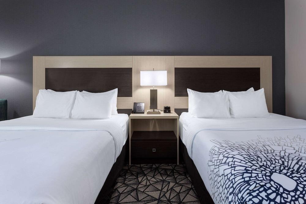 La Quinta Inn & Suites by Wyndham Shorewood photo 11