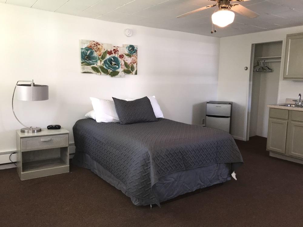 White Feather Motel photo 20