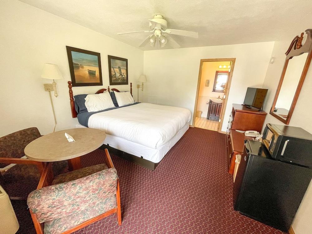 Lake Bluff Inn and Suites photo 60
