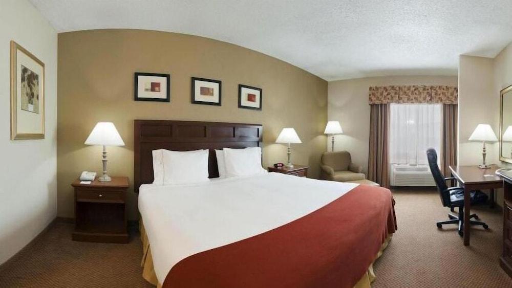 Holiday Inn Express Hotel & Suites by IHG photo 5