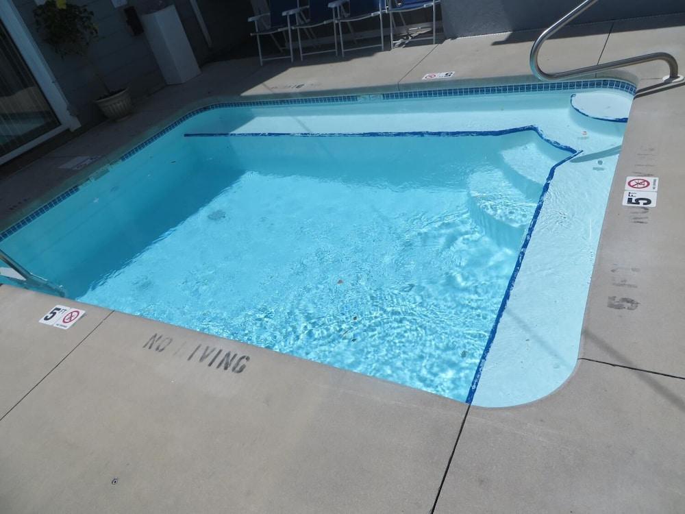 Sea Breeze Inn photo 23