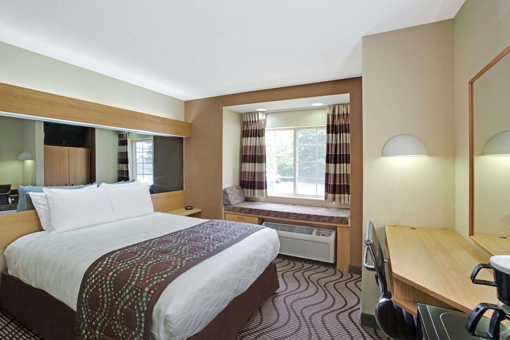 Microtel Inn by Wyndham Charlotte/University Place photo 3