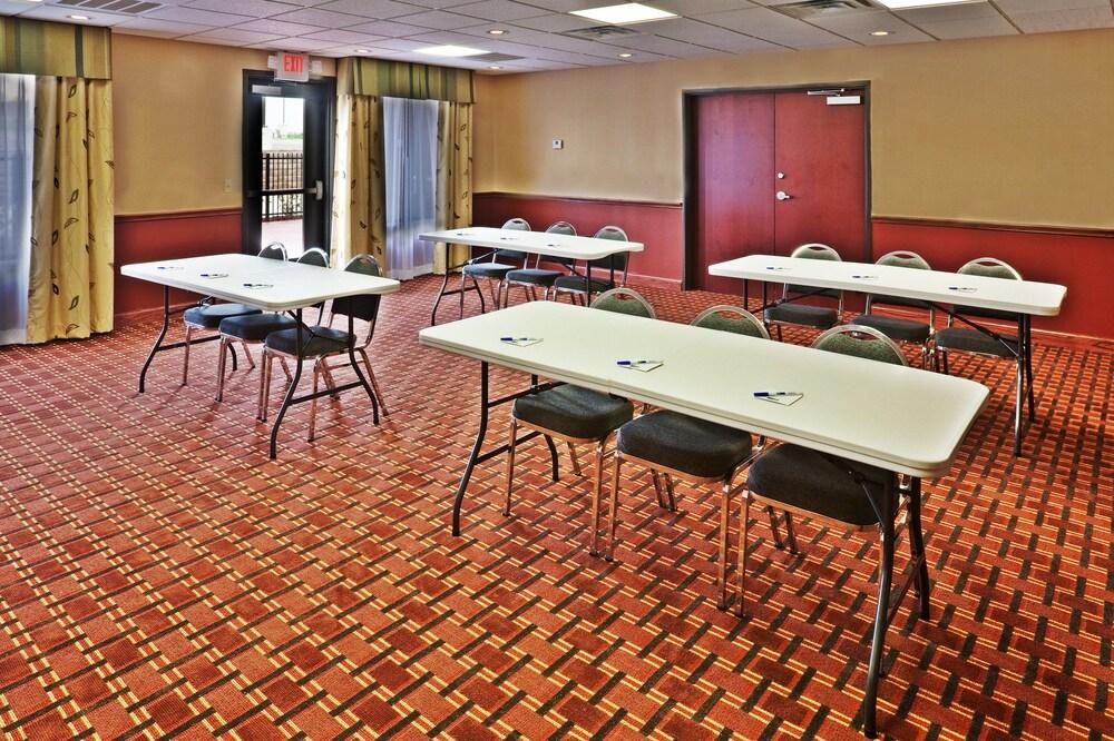 Holiday Inn Express & Suites Perry by IHG photo 53