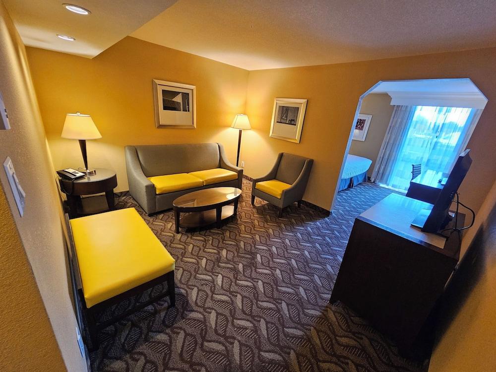 Clarion Inn & Suites Roswell photo 7
