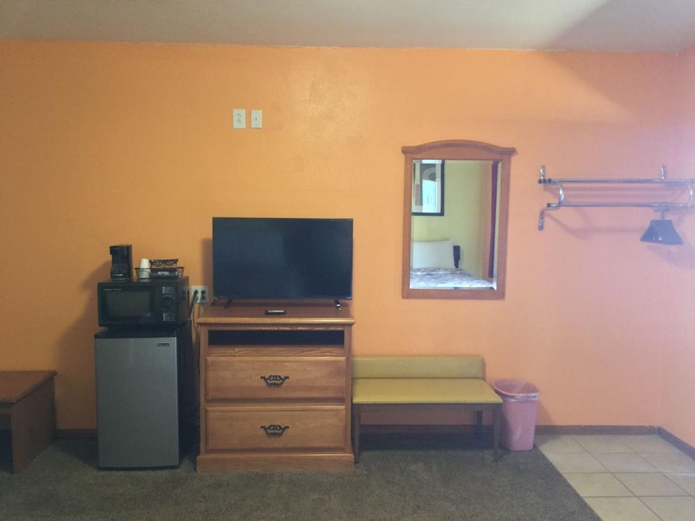 Frontier Motel photo 38