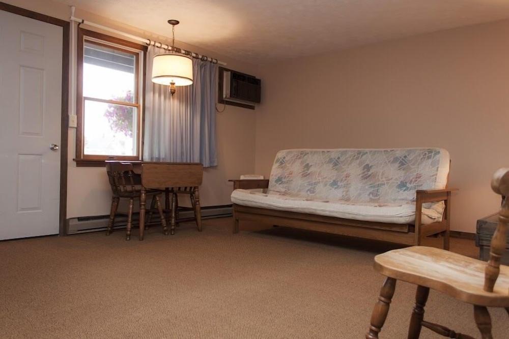 The Villager Motel photo 18