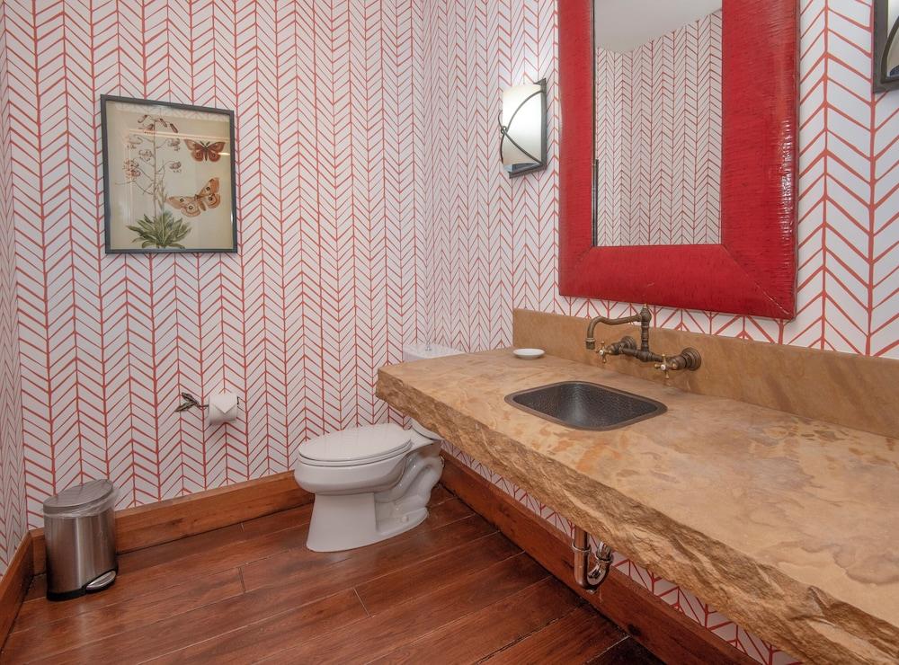 Hummingbird by Elevation Accommodations photo 21