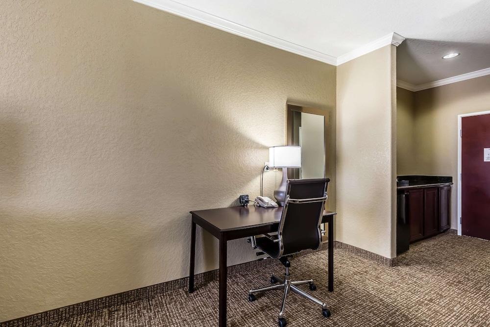 Comfort Suites Houston IAH Airport - Beltway 8 photo 21