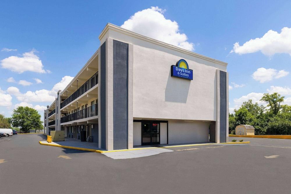 Days Inn & Suites by Wyndham Indianapolis Airport East photo 34