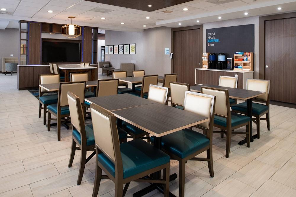 Holiday Inn Express & Suites Los Angeles Downtown West by IHG photo 36