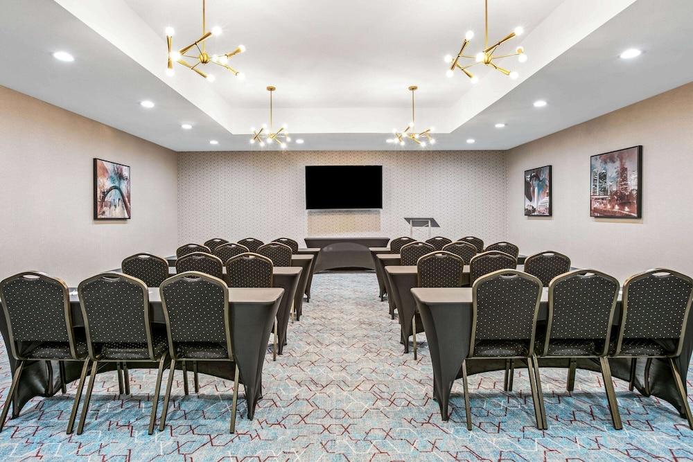 La Quinta Inn & Suites by Wyndham DFW West-Glade Parks photo 30