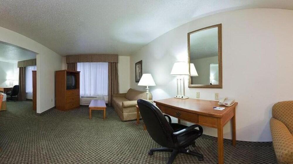 Holiday Inn Express Hotel & Suites by IHG photo 31