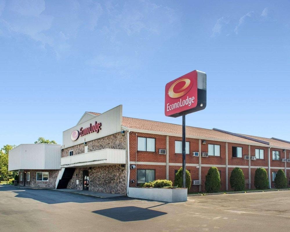 Econo Lodge Darien Lakes photo 1