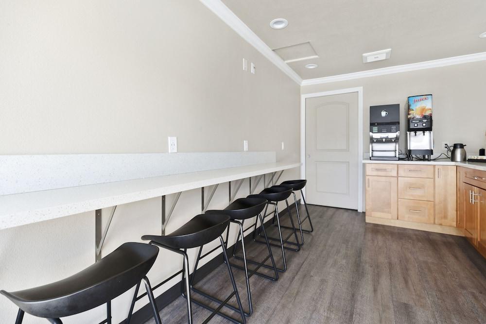 Le Blanc Inn & Suites photo 28