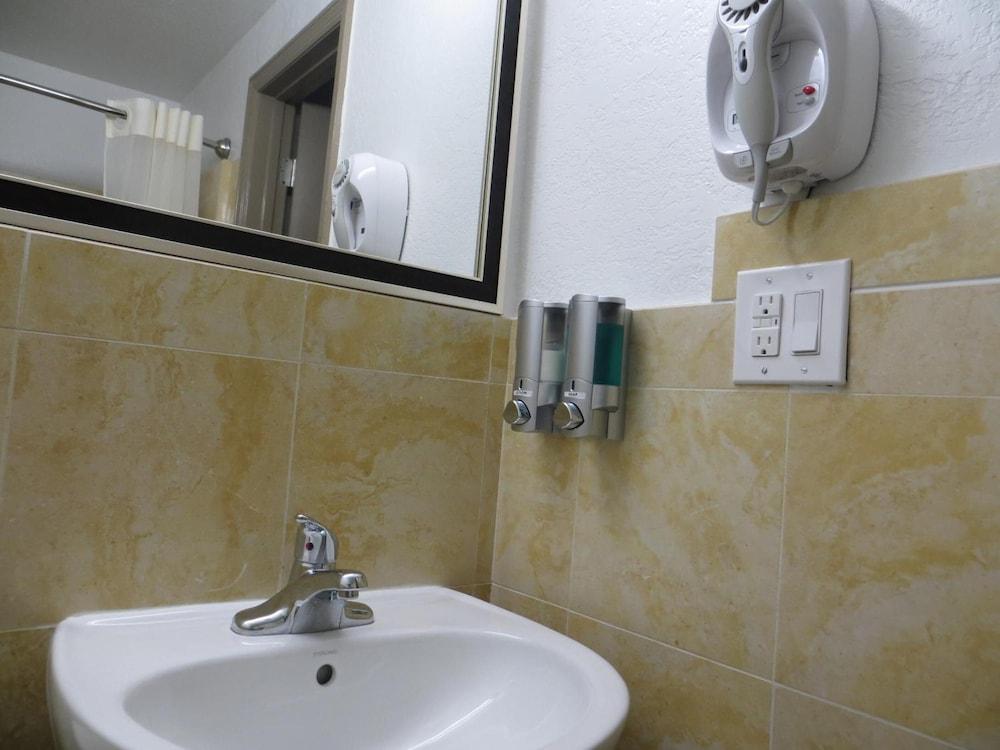 Budget Inn photo 18