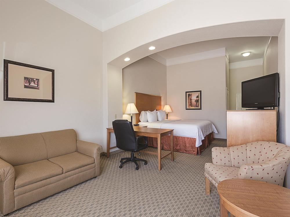 Baymont by Wyndham Brenham photo 6