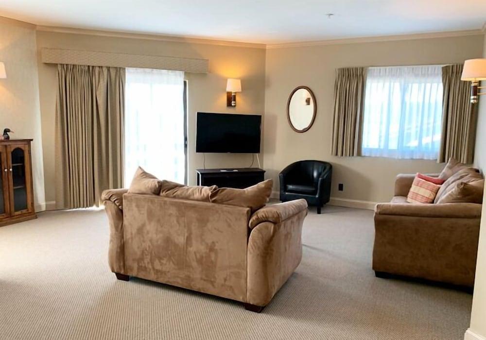 Coachman Inn & Suites photo 43