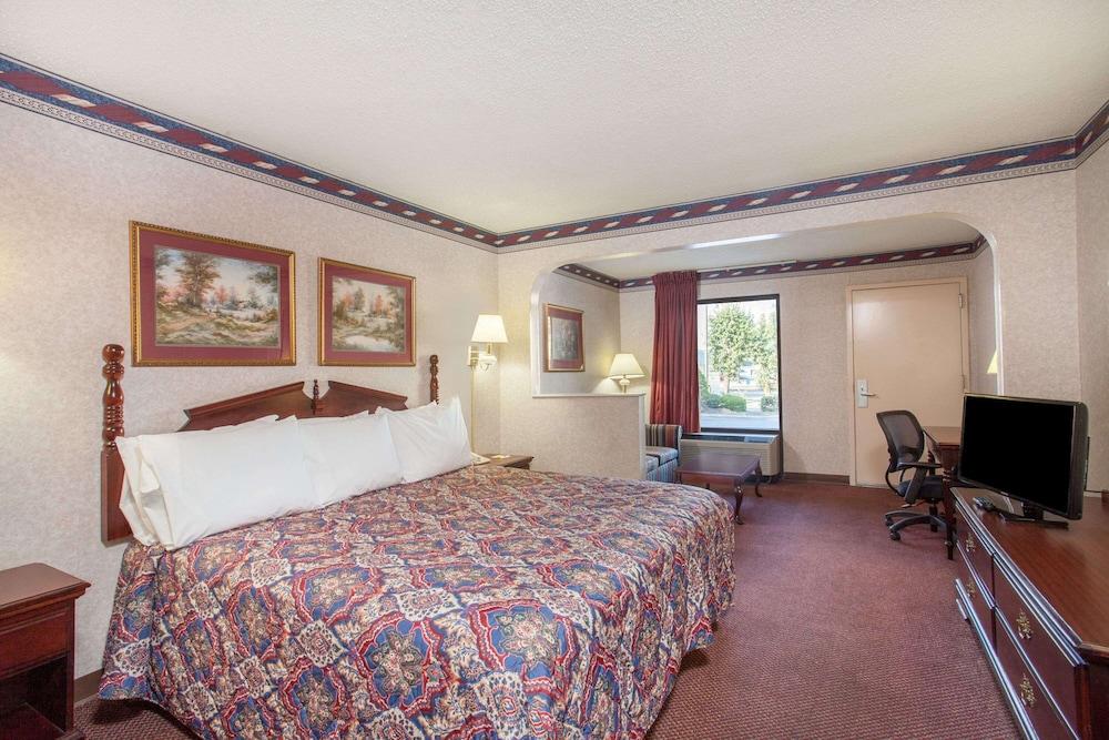 Days Inn by Wyndham Saint Pauls photo 13