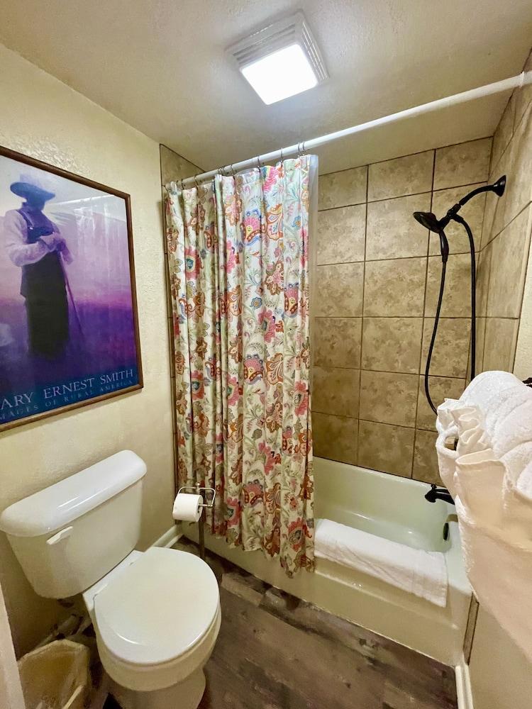 Lake View Queen Guest Room With Two Queens, Sleeper Sofa And Deck Overlooking Lake Ouachita. 1 Bedroom Hotel Room by RedAwning photo 2
