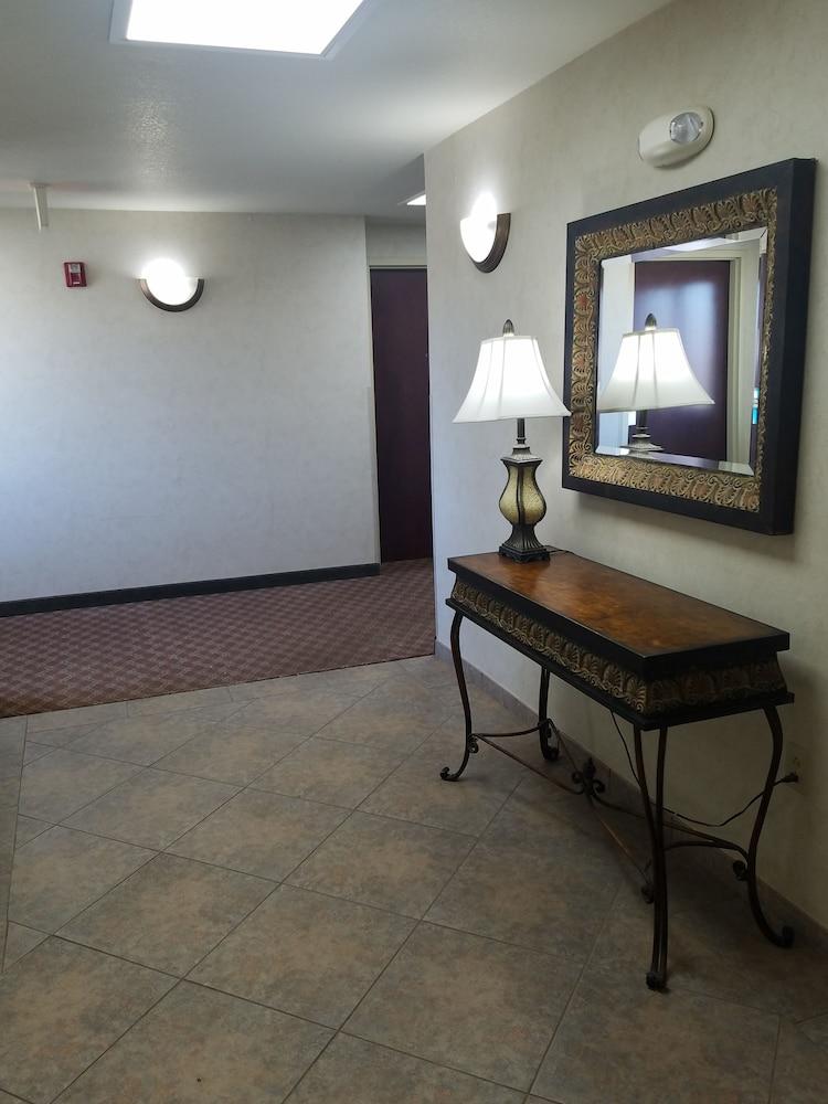 HomeTown Hotel Bryant photo 25
