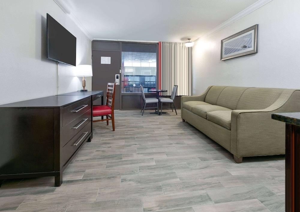 Ramada by Wyndham Diamondhead I-10/Gulfport photo 9