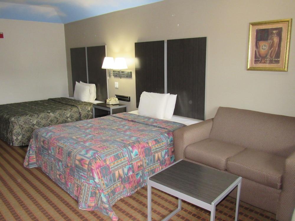 Camelot Inn & Suites Highway 290 NW Freeway photo 9