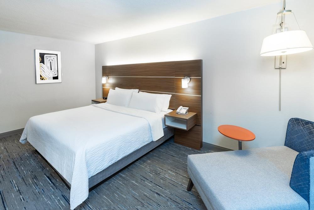HI Express El Paso Downtown by IHG photo 27