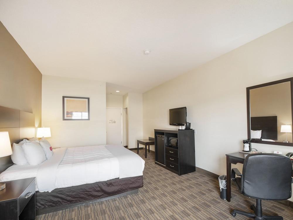 Baymont by Wyndham Houston North photo 55