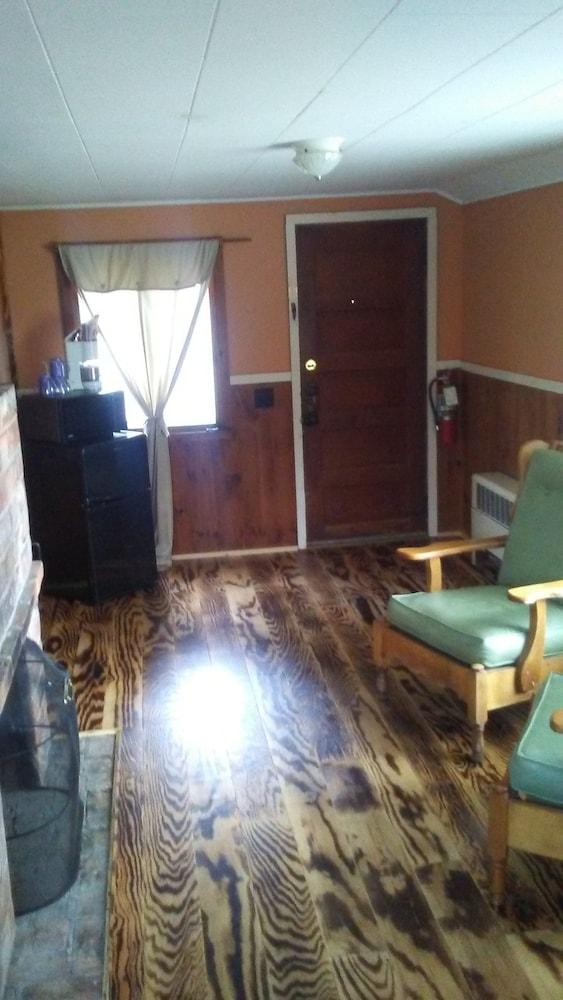 The Cabins at Autumn Mountain Winery photo 2
