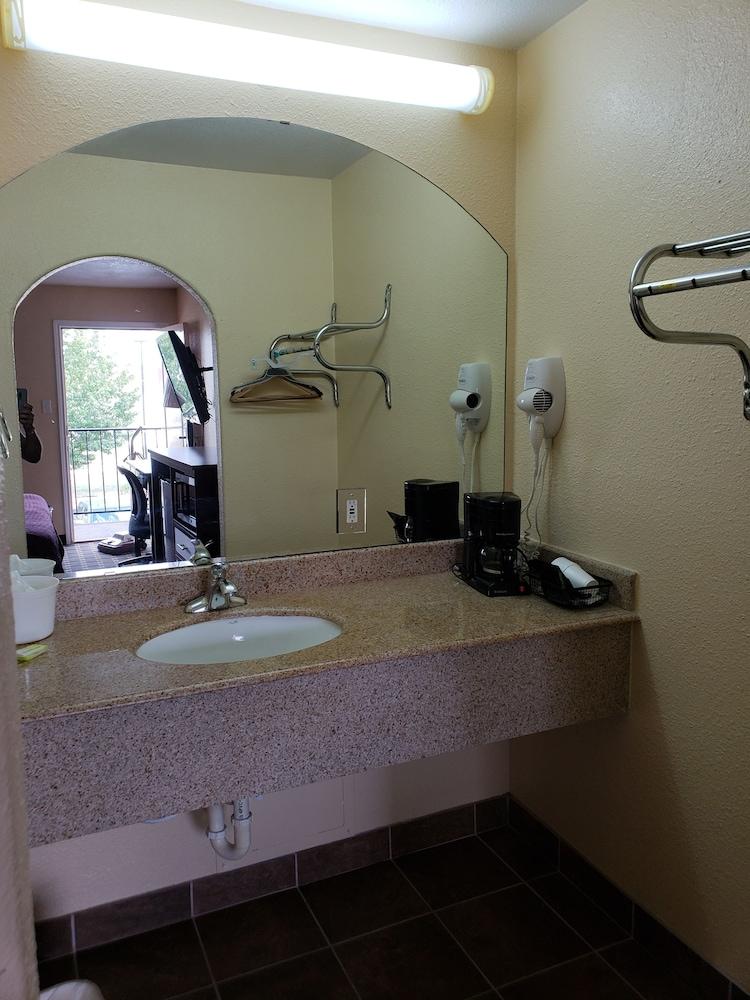 Taylor village inn and suites photo 19