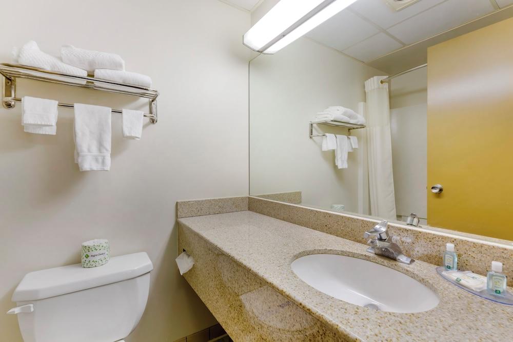 Quality Inn Huron photo 7