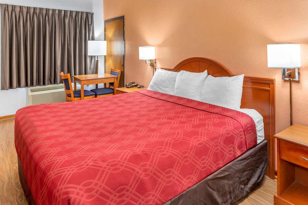 Econo Lodge Inn & Suites Albany North photo 11