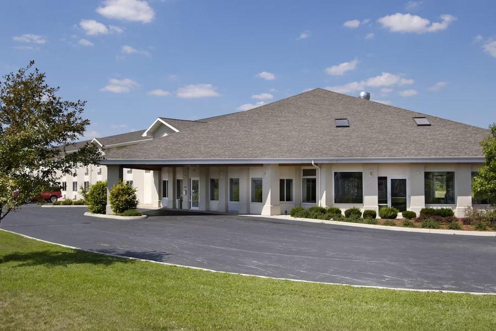 LakeWood Inn & Suites photo 1
