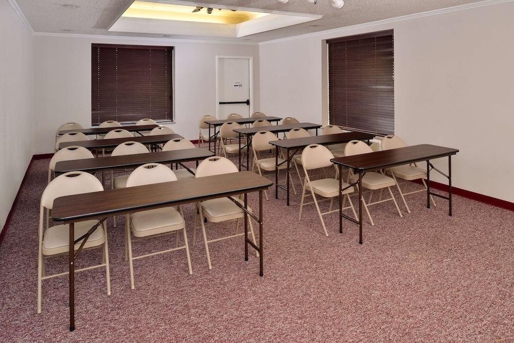 Americas Best Value Inn Lubbock E photo 15