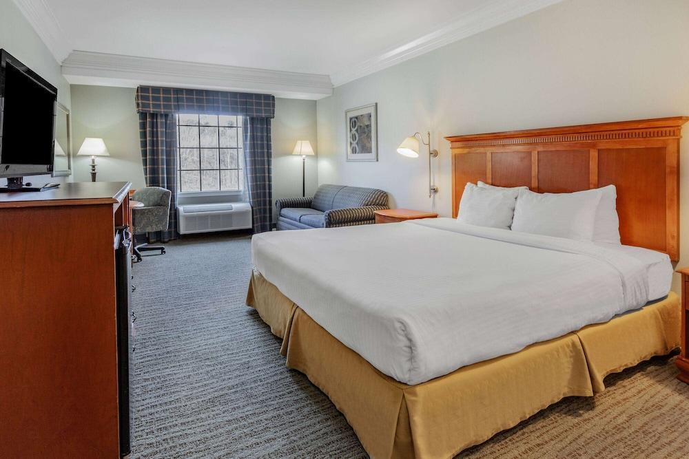 Days Inn by Wyndham Altavista photo 38
