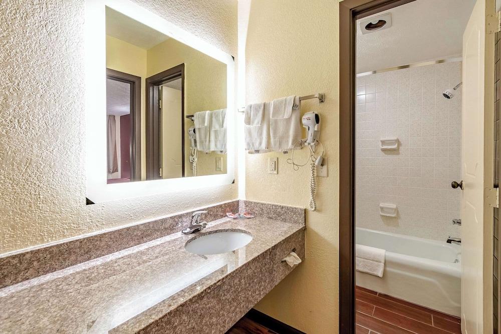 Econo Lodge Worthington - Columbus North photo 24