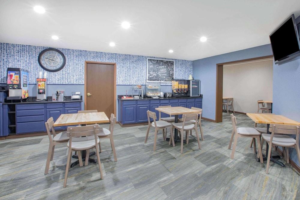 AmericInn by Wyndham Pella photo 25