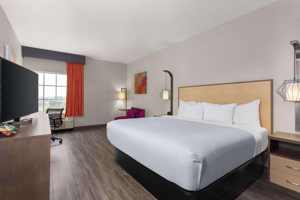 La Quinta Inn & Suites by Wyndham Ft. Pierce photo 9