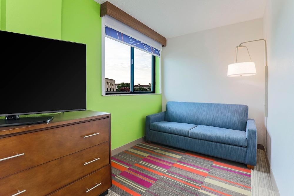 Holiday Inn Express & Suites Fort Worth Downtown by IHG photo 8
