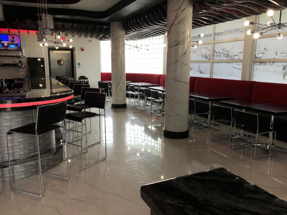 Streamline Hotel photo 52