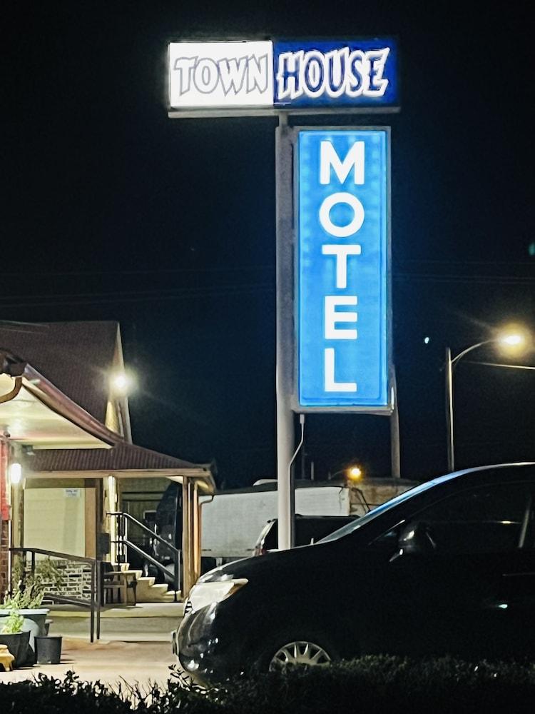 Town House Motel photo 1