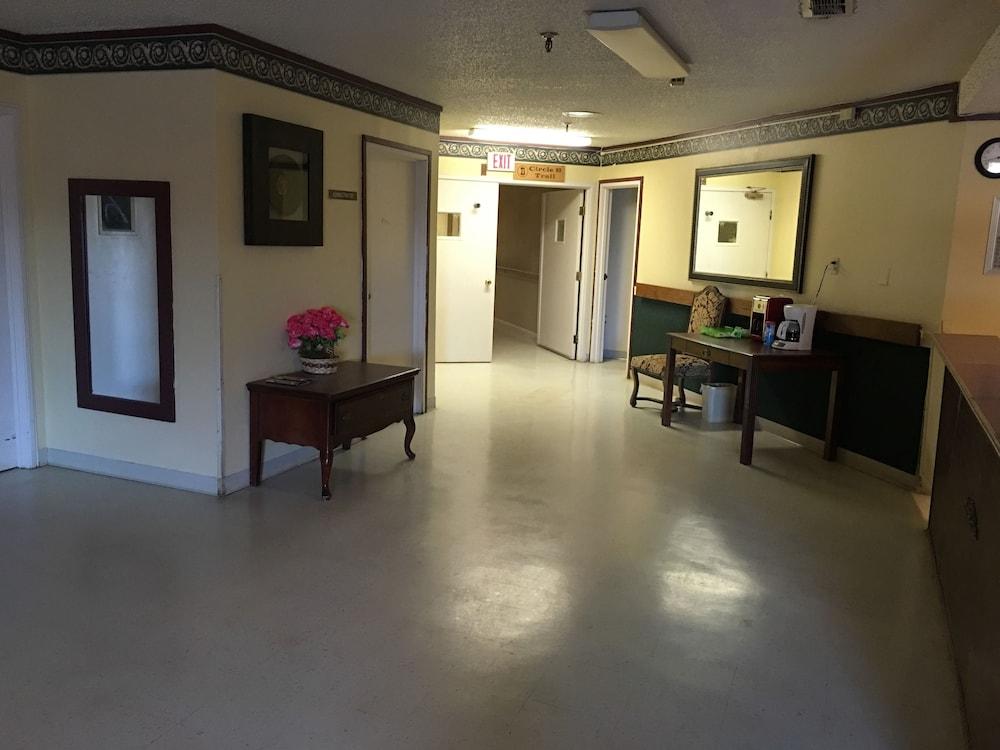 Reddy Inn and Suites photo 5