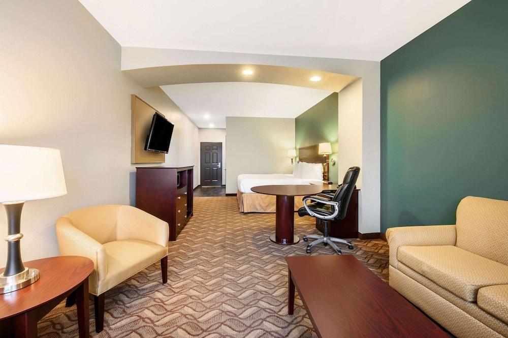 La Quinta Inn & Suites by Wyndham Longview North photo 16