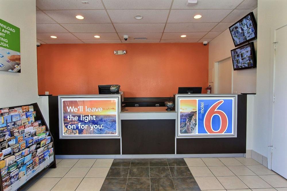 Motel 6 Austin, TX - Central Downtown UT photo 2