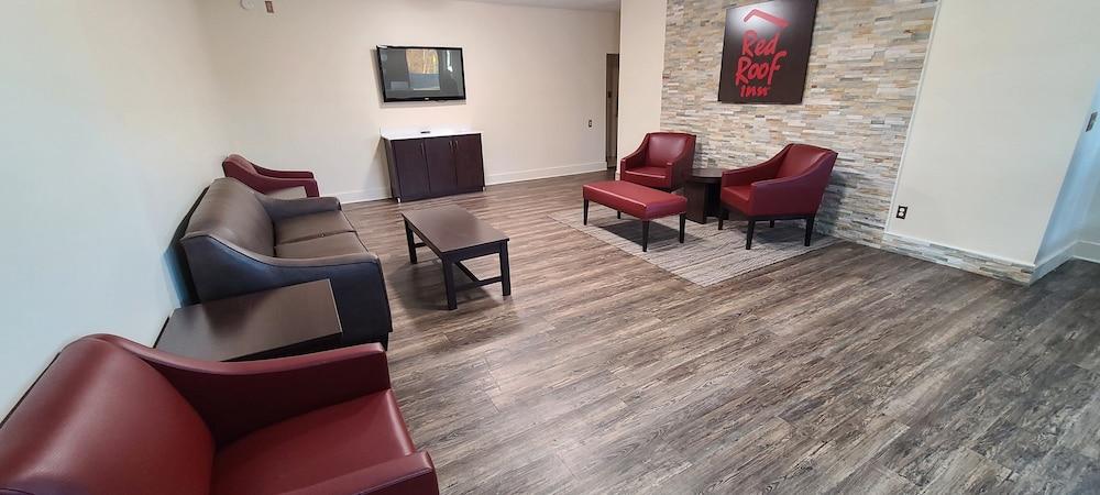 Red Roof Inn LaGrange photo 3