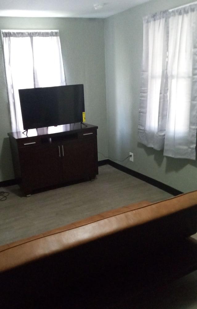 Homes-N-Courts photo 3